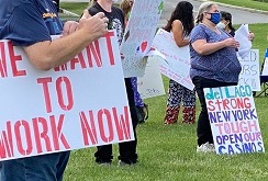 Работники казино Нью-Йорка выступают против закрытия игорных объектов